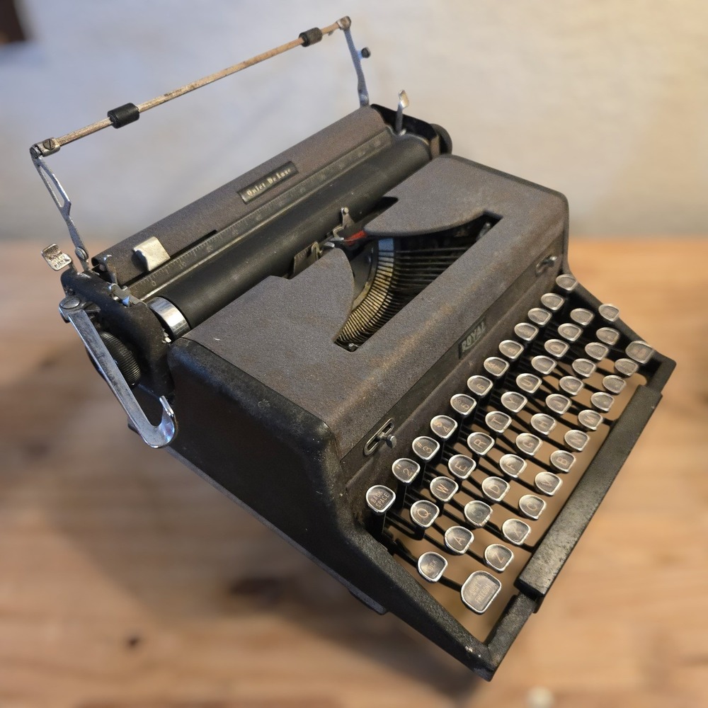 VTG 1940s Royal‎ Quiet De Luxe Portable Typewriter Gray Crinkle Glass Keys USA